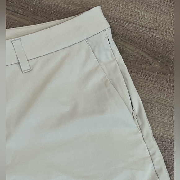 Lululemon Athletica Size 38 Flat Front Performance Cream ABC Shorts - Picture 5 of 10